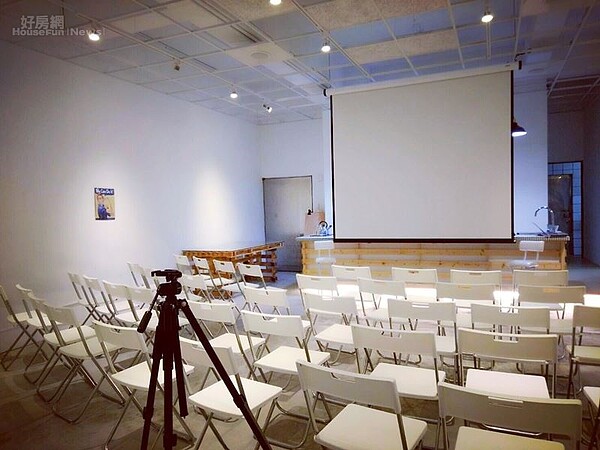 5. 拉下投影布幕,立刻變正式的座談會,開放式空間可容納90人。