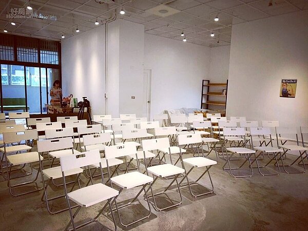 5. 拉下投影布幕,立刻變正式的座談會,開放式空間可容納90人。