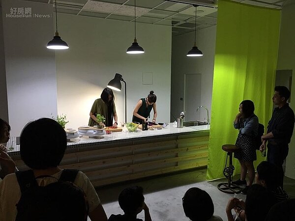 8. 生技公司舉辦的發表會,吧檯成了最好的表演舞台。