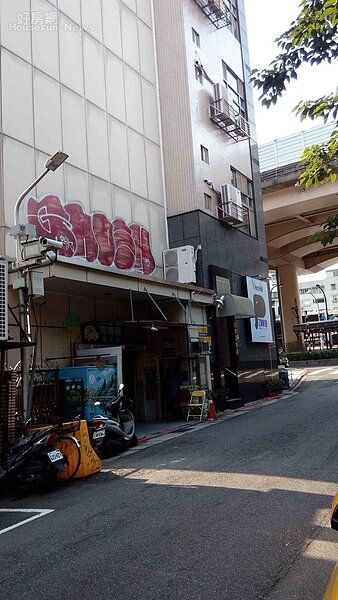 4.	「忠孝集賢居」大門口隱身巷弄內，外人不太容易察覺。
