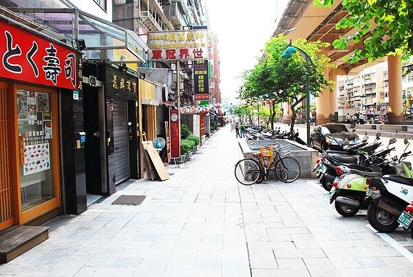 6.	市民大道四段有不少餐廳，周邊住戶生活機能健全。
