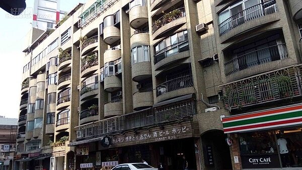 7.	藝人阿布經紀公司曾選在「集賢居」隔壁的「忠孝名門華夏」。
