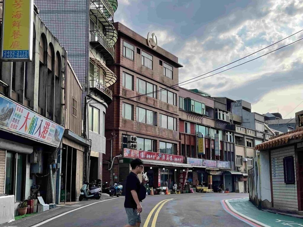 雙北租金負擔沉重，部分租屋族將居住範圍向外移動。瑞芳租賃市場有86%成交物件月租低於1.5萬元，近8成為整層住家。瑞芳地區街景示意圖／pexels