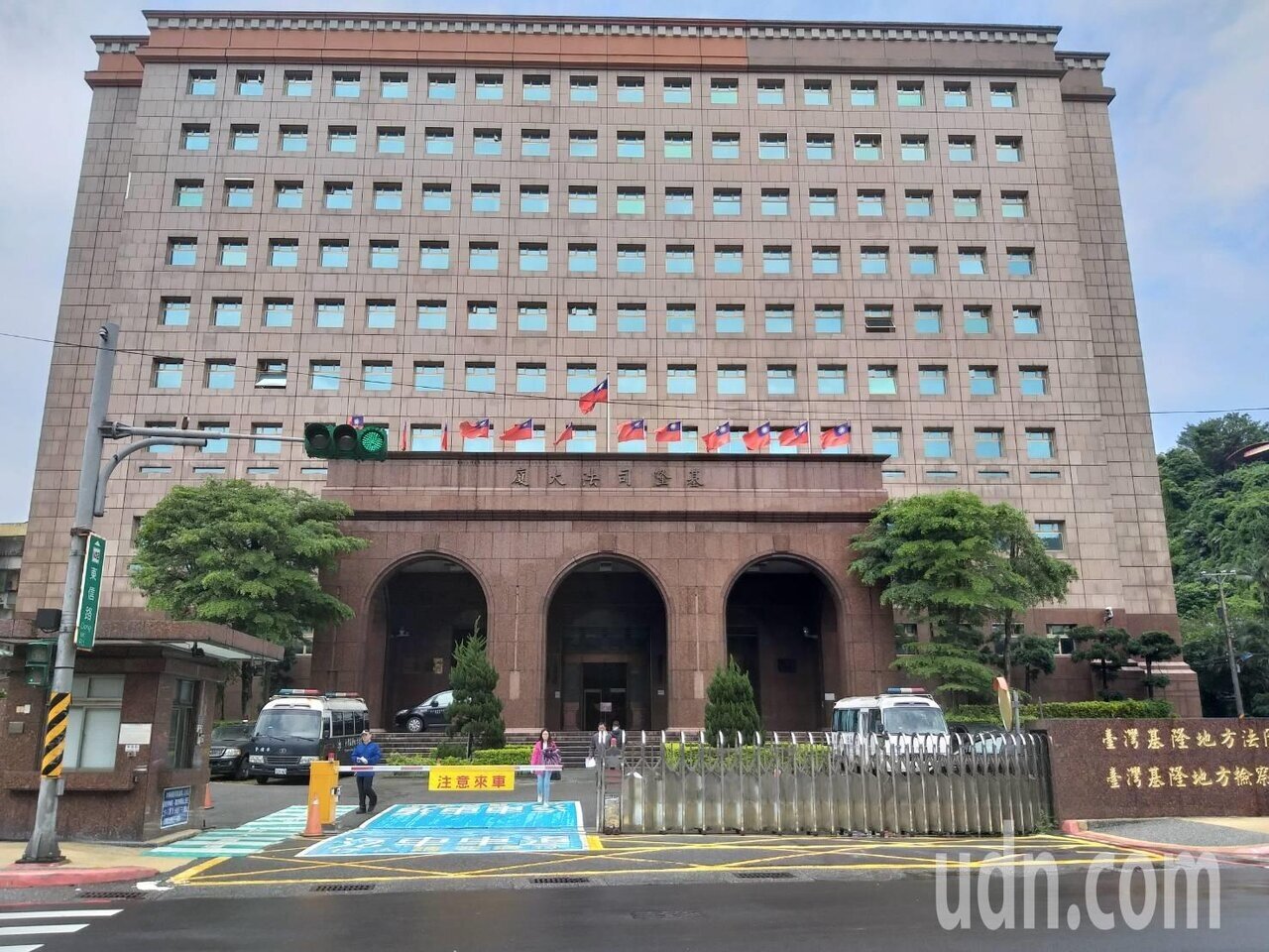張男的房屋天花板受潮剝落，認為是因樓上滲水。法官囑託建築師鑑定，樓上僅陽台、廁所滲漏，判決樓上屋主應修繕，並給付張男廁所、陽台樓板刮除舊漆，以及重新粉刷費共1600元。聯合報系資料照 