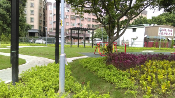 街角空間綠化，二橋里社區變美了（圖／新北市政府城鄉發展局提供）