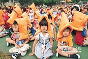 學童避難演練　防災頭套上陣