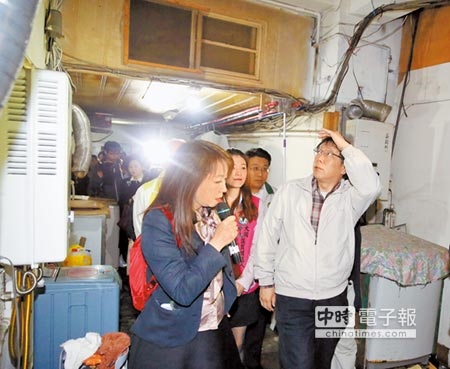 北市近年積極推動老屋健檢，台北市長柯文哲表示，支持內政部修法。圖為2014年柯文哲拜訪大同區國宅的畫面，當時的他對老舊國宅環境相當「shock」。（本報資料照片） 