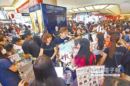 美妝周年慶起跑,將於下周新光三越南西店開始後攀上高峰,這是去年民眾搶攻該店雅詩蘭黛專櫃特惠組。(本報資料照)