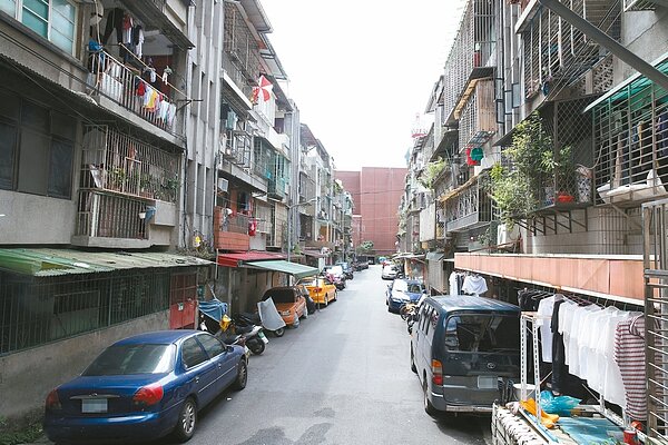 內政部研擬修法強制推動30年以上的老屋強制健檢,未來老屋買賣需附健檢證明。 記者曾吉松 /攝影