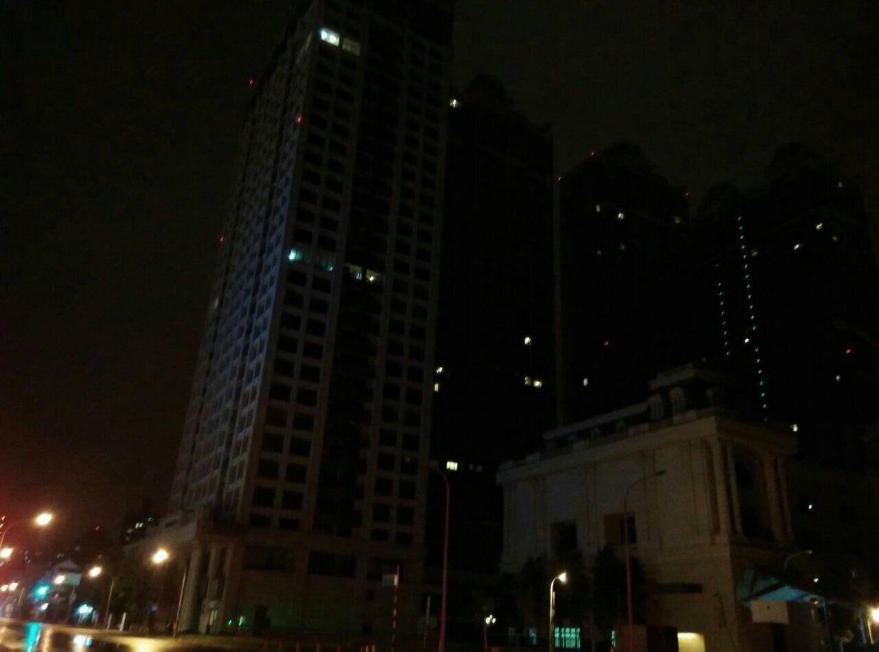 桃園空屋量大,整棟黑漆漆,圖為桃園藝文中心。(翻攝自PTT)