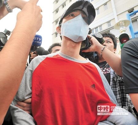 台北市警局士林分局查獲Under Lover主唱胡睿兒(戴口罩者)及邵姓男子持有大麻,偵訊後胡睿兒與邵男被警方依毒品罪嫌移送偵辦。(劉宗龍攝)前年9月22日清晨,警方在胡睿兒租屋處查獲胡及邵姓助理吸食大麻,將2人連同在場的林采緹等人帶回驗尿,警詢時,胡、邵坦承吸毒,林采緹則自行至醫院驗尿,並出示報告自清;但警方驗尿後卻發現林女有毒品陽性反應,依毒品罪嫌將林女函送偵辦。