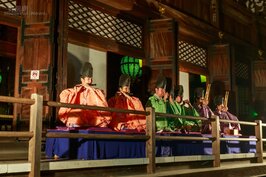 夜晚參拜時若是運氣好，還可在御影堂欣賞到日本傳統樂器演奏。