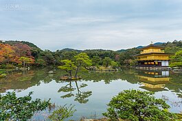 金閣寺全景。