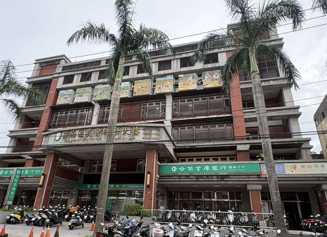 楊梅分局的ㄇ字型四連棟木構造官舍群文資保護修復，明年1月完工。圖：曾增勳攝