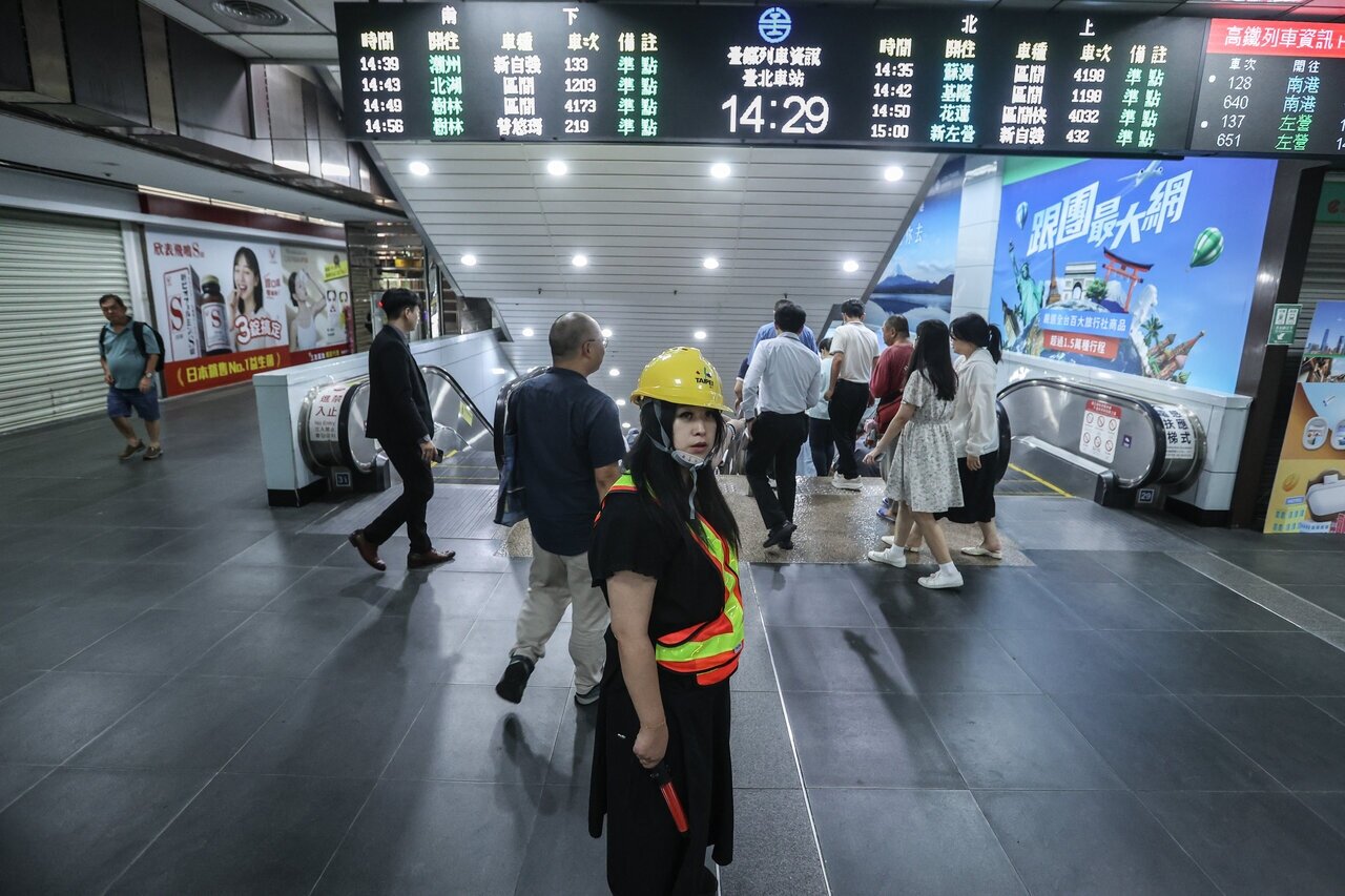 台北車站擁有高鐵、台鐵、捷運及機場捷運等交通優勢,卻非台北住宅房價最高區域,引發網友討論交通、屋齡、商業環境與住宅供給等因素。記者曾原信/攝影