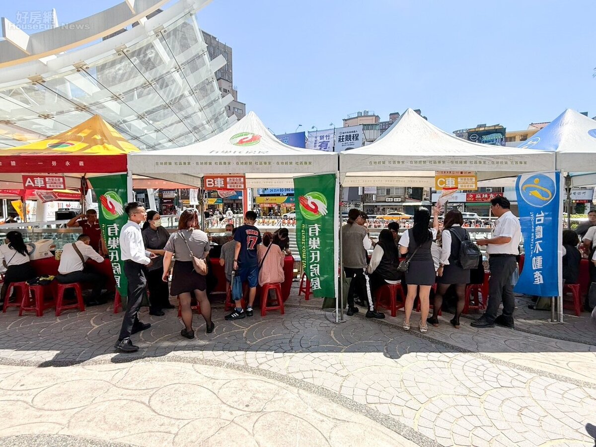 竹苗地區加盟店夥伴挽袖捐血響應，新竹場募集1219血袋，第二次單場突破1千袋熱血。圖／永慶房產集團提供