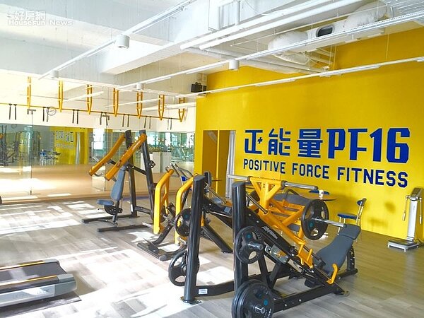 2.室內挑高4米,位在二樓面東採光良好。