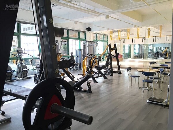 5.健身器材以使用安全為第一,何守正親自到台中高雄選購。