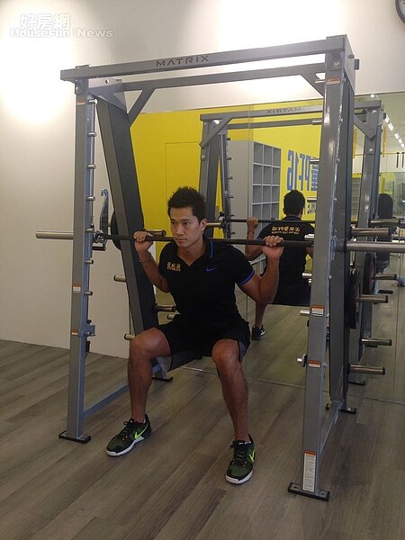 6.何守正示範槓鈴深蹲訓練。