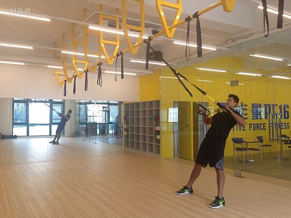 8.TRX課程用的背帶一個一個釘在天花板裡面,100公斤的人抓也可以穩穩地承載