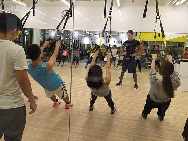 9.教室橫桿一次可以掛18條,最多可以18個人同時訓練。(何守正提供)