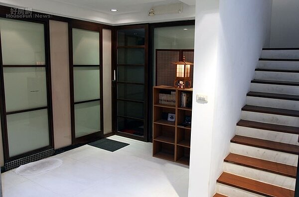 6.二樓總共有三間房間,公司旗下歌手、助理、導演…等人全住在這裡,住辦合一也是TGMF一大特色。