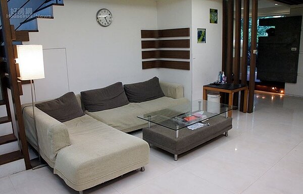 3.TGMF內湖工作室採獨棟四層樓格局,總空間約為92坪,當初約花20萬採買傢俱。