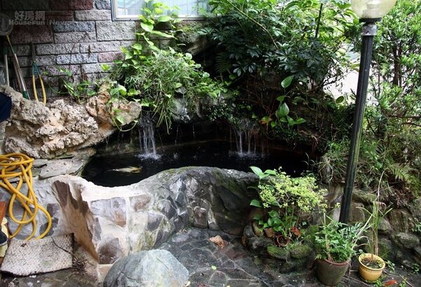 5.庭院設計了一個景觀魚池，從風水角度來看有遇水則發的概念。
