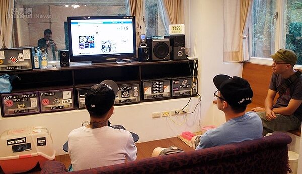 7.三樓為楊賓個人房間兼工作室,採訪當天他也正與音樂製作人討論合作計劃。