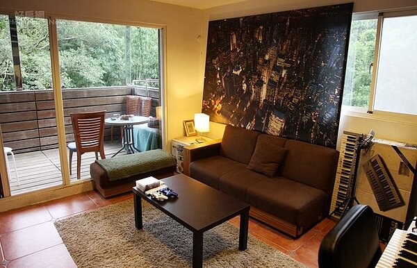 8.四樓則為錄音間與露天陽台,由於為開放式空間,為了怕吵到鄰居,若晚上超過12點就會改採監聽耳機作業。