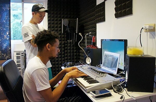 9.近幾年TGMF聲勢逐漸壯大,光是今年就累積近百首作品,最近也與來自亞特蘭大知名製作人Jay Izzak合作全新專輯-黑錢幫II G$MOB II。