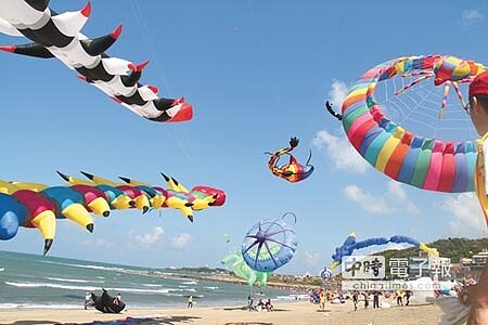 
超炫競技「2016新北市北海岸國際風箏節」在石門白沙灣盛大開場，各國風箏好手帶來各具代表性的風箏，進行風箏競技及炫目展演。（譚宇哲攝）
 