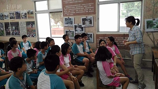 新店國小師生實地參觀「校長宿舍」(新北市城鄉局提供)