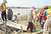 學甲溼地淨灘　黑琵保育季開跑