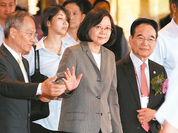 蔡英文總統(中)上午出席「世界台灣商會聯合總會第22屆年會」開幕典禮。 記者許正宏/攝影