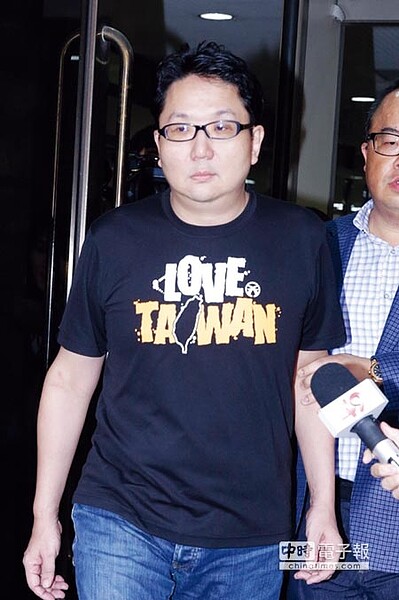 樂陞董事長許金龍遭聲押案,台北地院重開羈押庭,法官仍認為雖涉證券詐欺等罪嫌重大且有逃亡之虞,但無羈押必要,26日裁定以2000萬元交保並限制住居。(方濬哲攝)