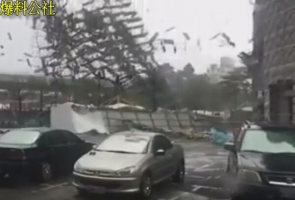 台中舊金沙百貨鷹架倒塌(圖/截取自爆料公社)