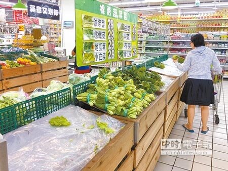 
大賣場蔬菜價格雖然比傳統市場便宜，但葉菜類可選擇的種類不多。（林宏聰攝）
 