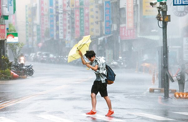 原本車水馬龍的永和「韓國街」,在大風大雨的影響下,街頭一片空蕩,走在路上的行人撐傘幾乎全都開花。 記者杜建重/攝影