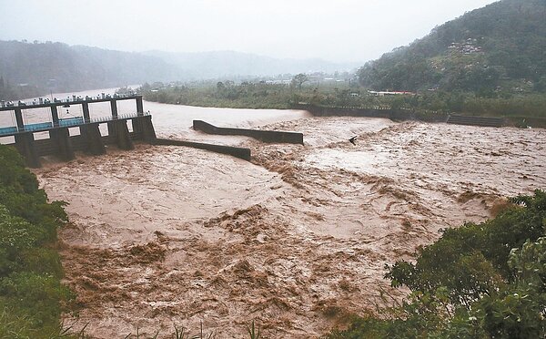 梅姬颱風豪雨導致新店溪原水濁度飆高,造成大台北地區約十九萬戶停水。 記者黃義書/攝影