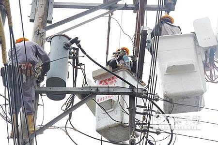 梅姬颱風侵台,造成全台停電戶數達334萬戶,創史上次高紀錄,台電人員忙搶修。圖/簡榮輝