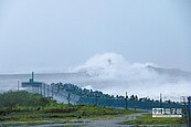 胖颱狂風掀巨浪　花蓮港紅燈塔滅頂