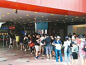 颱風假無風雨　影城百貨擠滿人