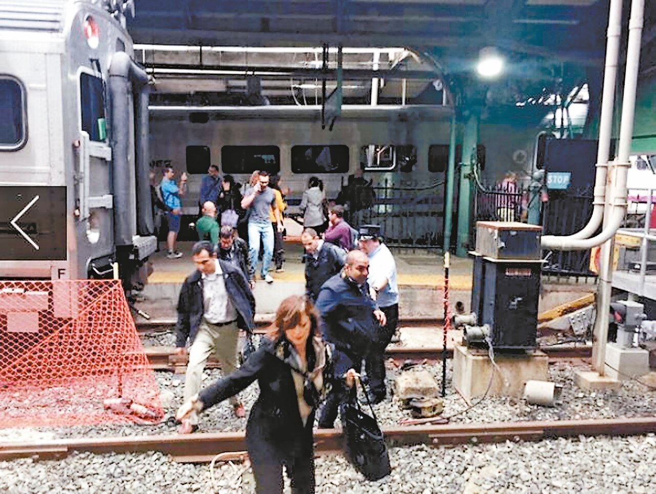 美火車沒煞車直接撞進霍博肯月台候車區 好房網news