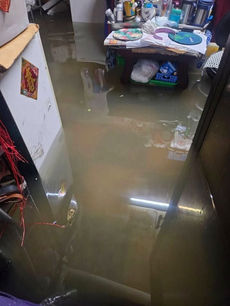 北區公園北路一樓住戶上傳住家泡在水中的照片,寫下「逢雨必淹!無奈」。圖/翻攝自臉書社團「台南大小事」