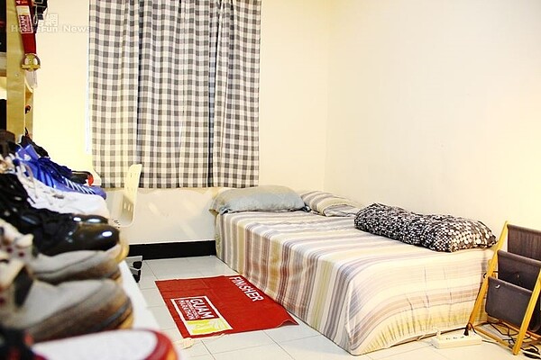 5.房間內有書桌、鞋櫃與衣櫥,再善用鞋盒進行收納。