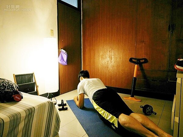 7.只要一張瑜珈墊與健身器材,簡單的運動就可以完成。