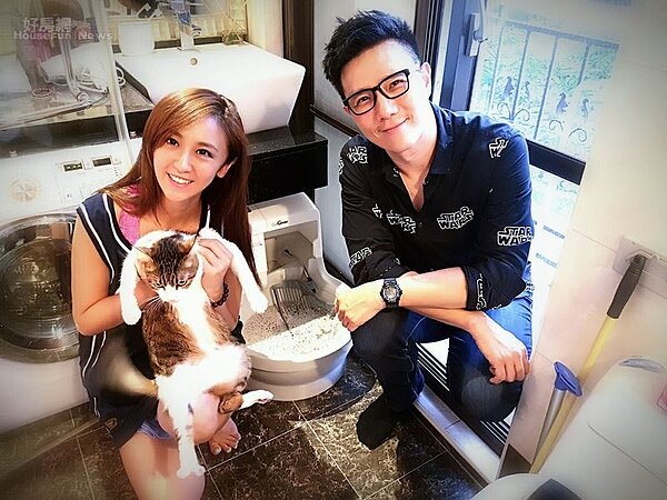 7.全自動沖洗貓廁是蔡小潔拜託藝人蔣偉文幫忙安裝,讓貓咪只要一鍵就能把髒貓沙清掉,就像沖馬桶一樣簡單。