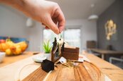 買第二間房先算資金缺口！房貸成數恐縮水　自備款、現金流成關鍵