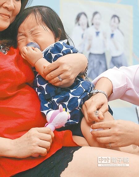 公費流感疫苗1日正式開打,今年擴大實施對象,疫苗涵蓋全人口數上升至25%,疾管署呼籲民眾踴躍接種,圖為民眾帶寶寶前來接種流感疫苗。(趙雙傑攝)